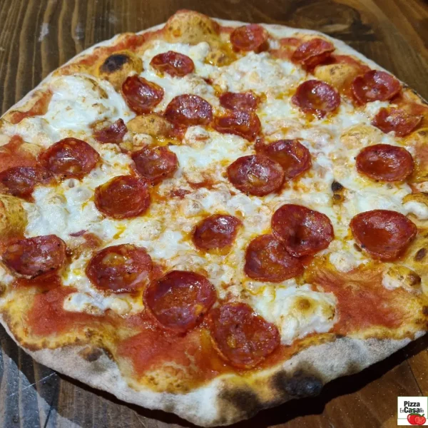 Imagen Pizza Diavola casera: masa fina y crujiente sobre piedra volcánica