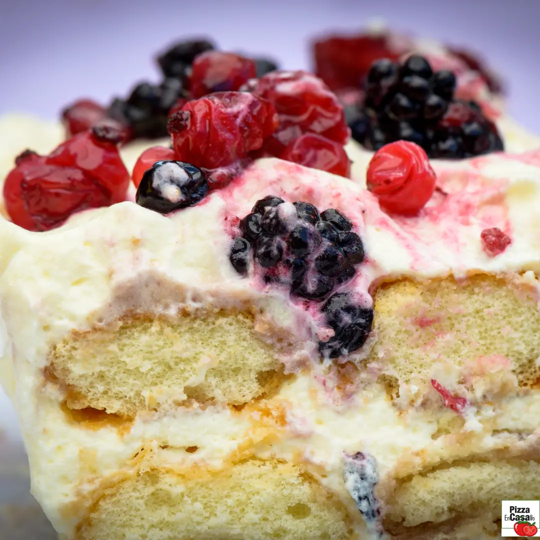 Imagen Tiramisú con frutas del bosque 🍓🫐